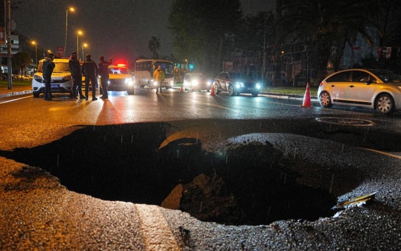 İstanbulda leysandan sonra yol çökdü - FOTOLAR